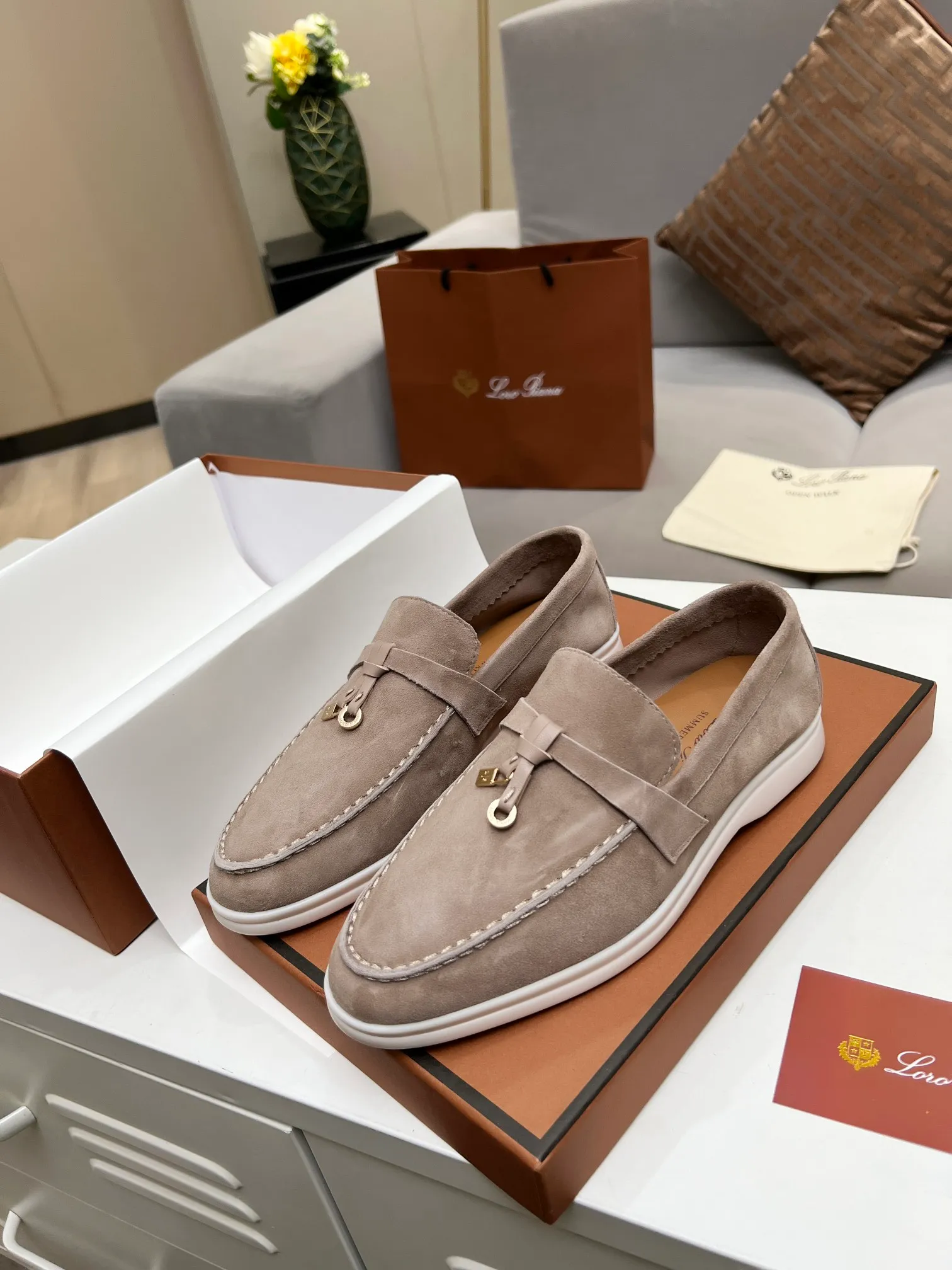 👟👟Ex-factory price 480👟👟 【Loro Piana】Italian top cashmere is fashionable and classic, and the leather is also practical and still of the highest quality on the Internet. Developed from the original board, the upper is made of Yangjing silk and is smooth. Leather lining, wear-resistant high-elastic beef tendon bottom. Size: 35-42, (men’s +10)